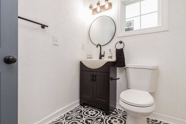 Building Photo - 2301 Carlton Dr