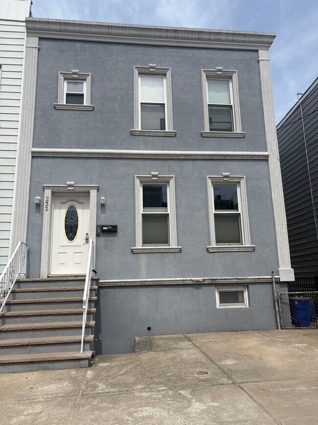 Building Photo - 232 Bowers St