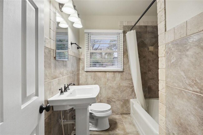 Building Photo - 2120 Meadowbrook Ln SE