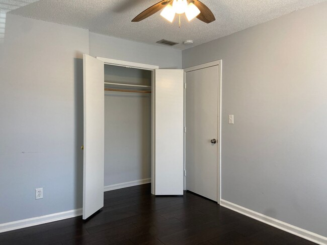 Building Photo - 3 Bedroom, 2.5 Bathroom Townhouse in Green...