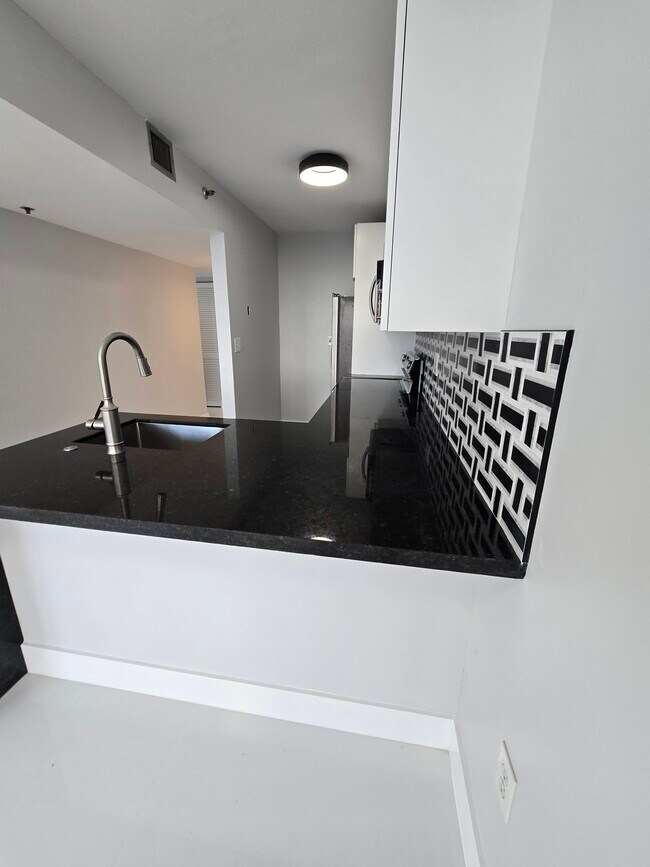 Building Photo - 1700 NW North River Dr