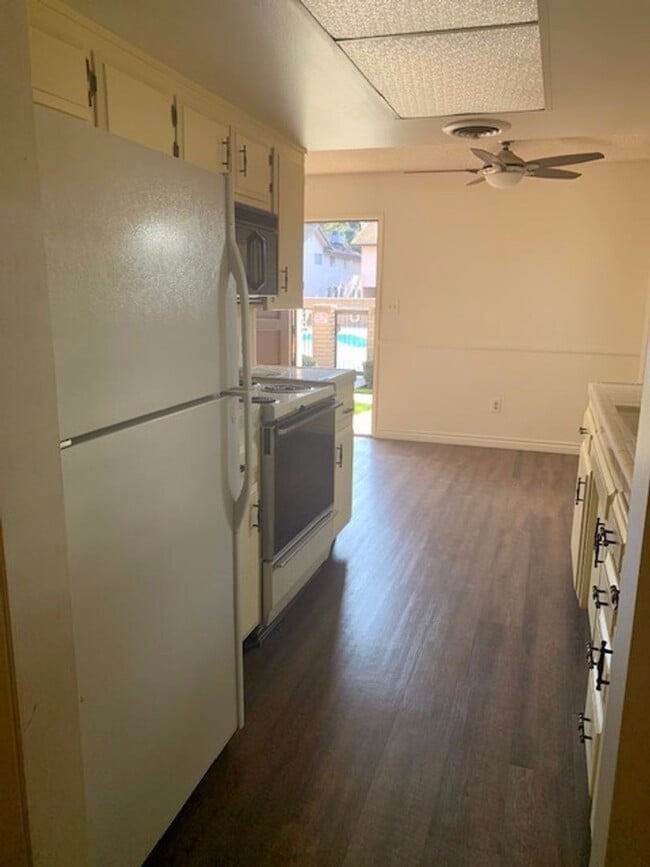 Building Photo - 3333 El Encanto Ct