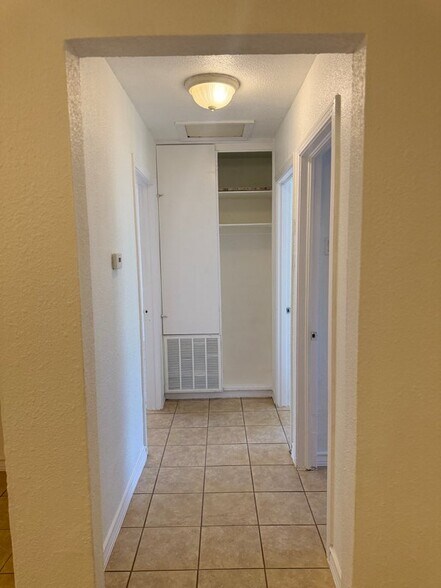 Building Photo - 600 Ellor Dr