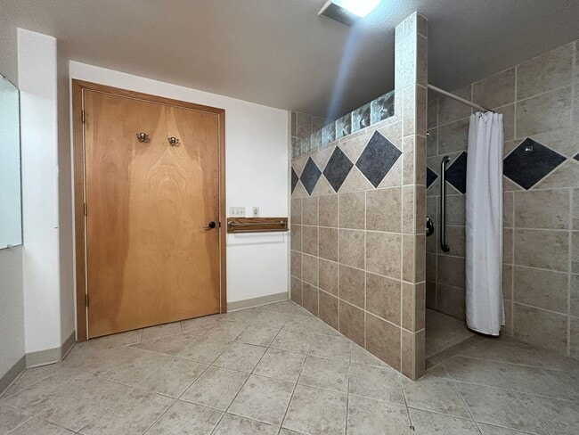 Building Photo - 1 bed 1 bath Duplex in South Hamilton with Large Shop
