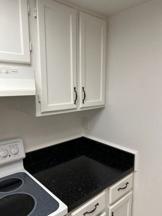 Building Photo - 5745 SW 10th Pl