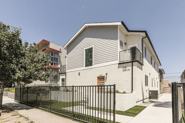 Building Photo - 1237 W 37th Plz