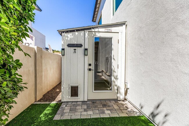 Building Photo - 3821 E Devonshire Ave