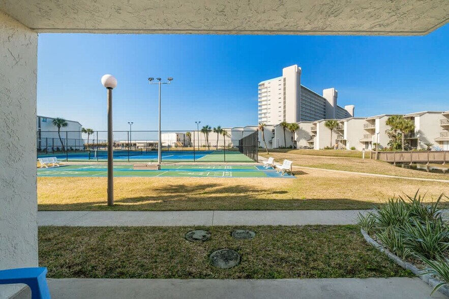 Building Photo - 8727 Thomas Dr