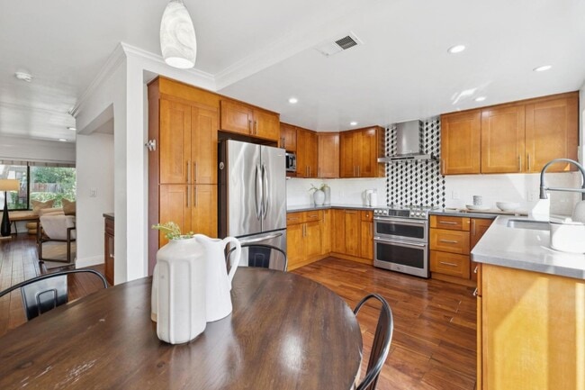 Building Photo - 646 S Ahwanee Terrace