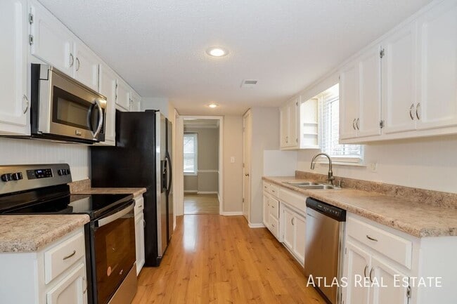 Building Photo - 9336 Greenway Ln
