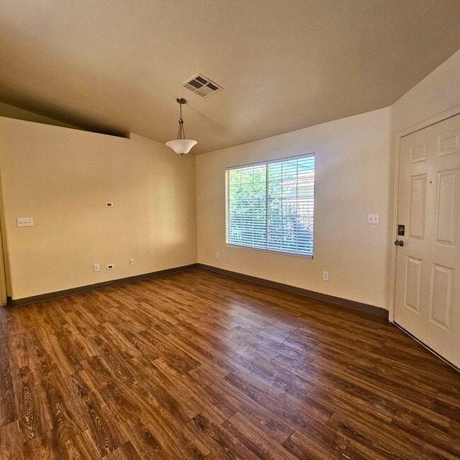Building Photo - MOVE-IN READY 3BR/2BA SINGLE FAMILY HOME I...