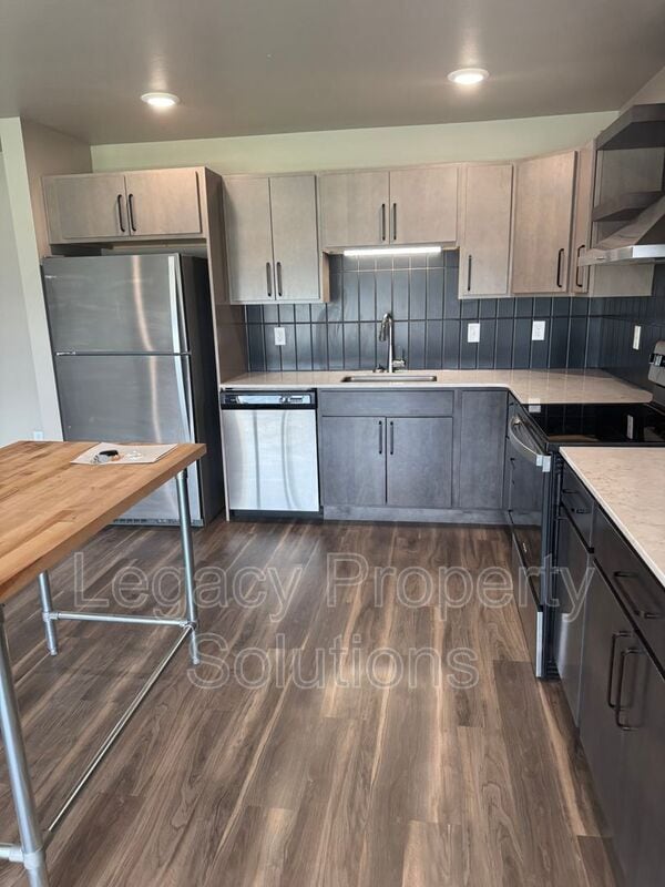 Building Photo - 220 E Greenfield Ln