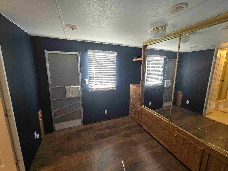 Building Photo - 4909 W Front Ave