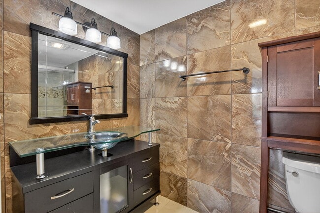 Building Photo - 1319 E Hillsboro Blvd