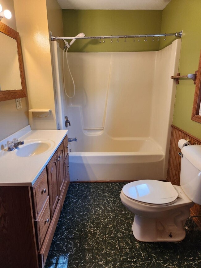 Bath/laundry - 811 W Peck St