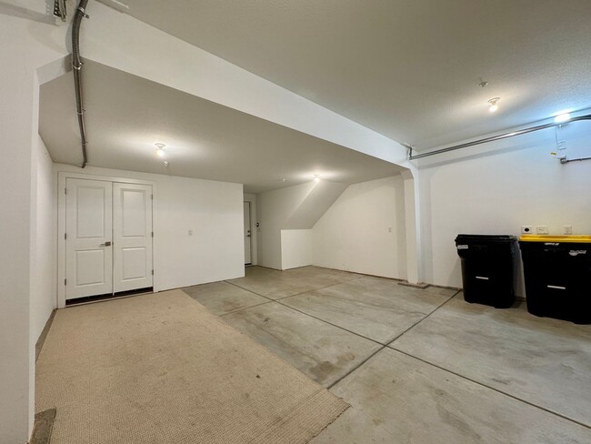 Building Photo - 706 Saddle Dr