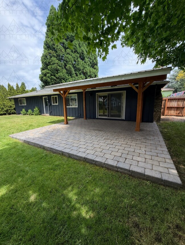 Building Photo - Renovated 3 bed 2 bath!