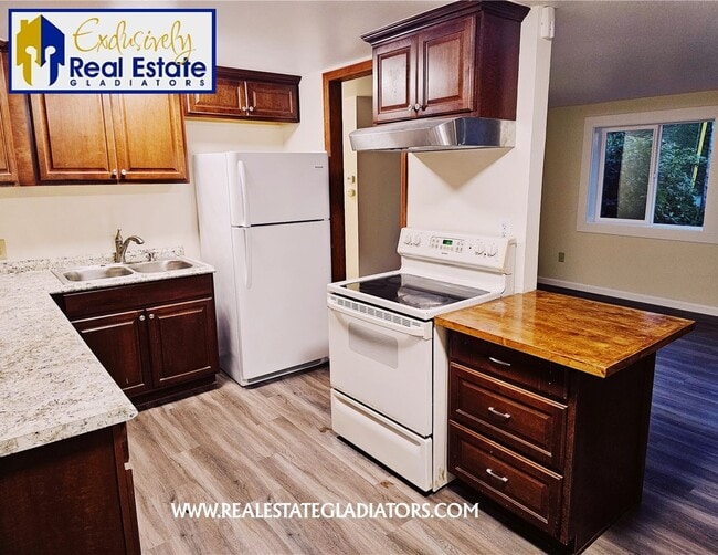 Building Photo - Pet Friendly Fresh 3 bed 2 bath with fully fenced yard