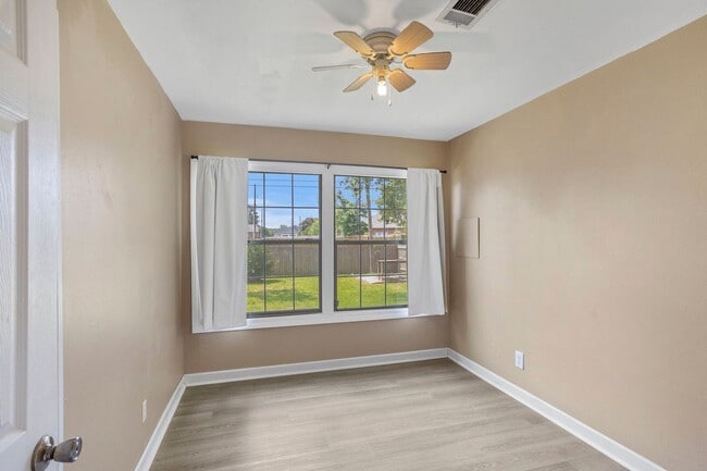 Building Photo - Charming Home in Maplewood