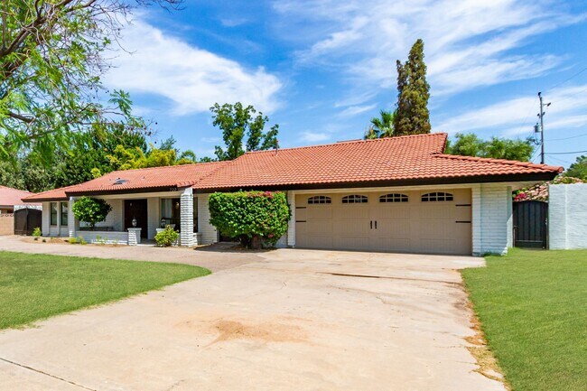 Building Photo - 5 Bedroom 3 Bathroom Phoenix Home