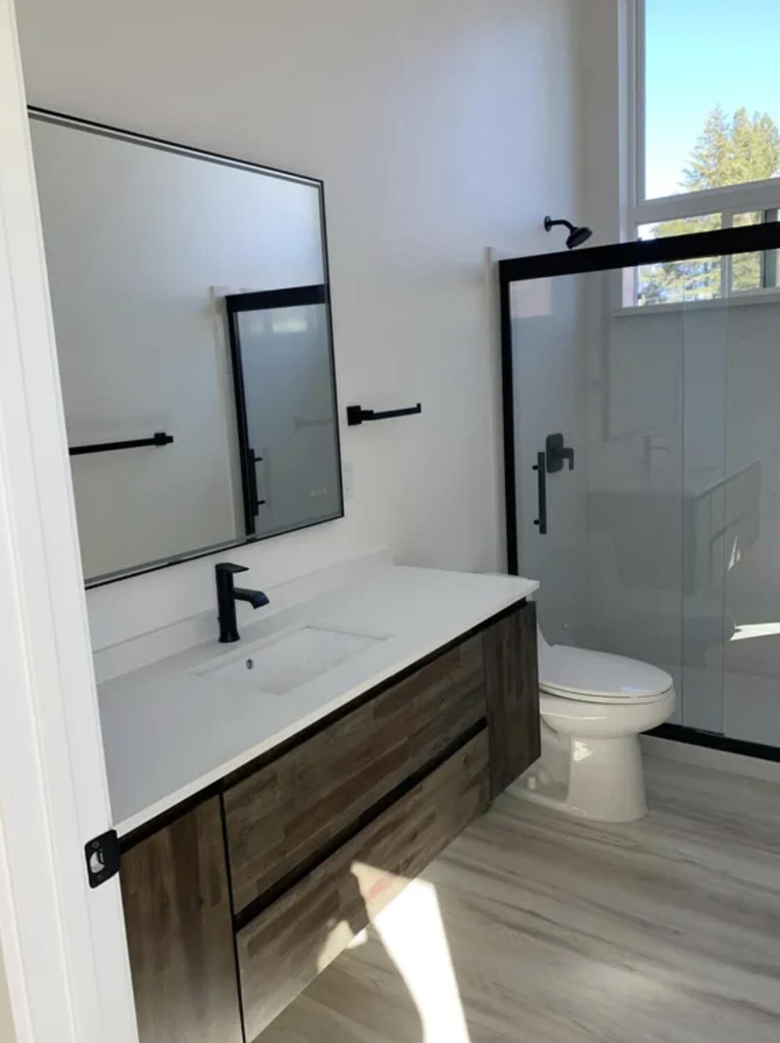 Full Bathroom - 1195 Wikiup Dr