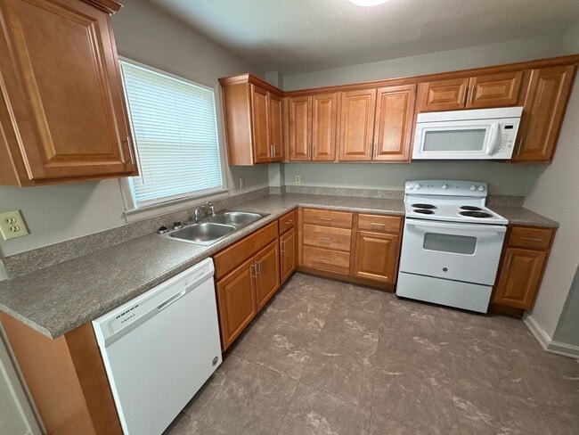 Building Photo - 2 Bedroom 1 Bath Beautiful Inside! $895