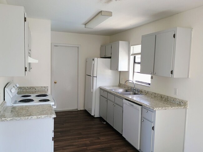 Building Photo - 3-bedroom 2-bathroom Pool House ?????? RENT