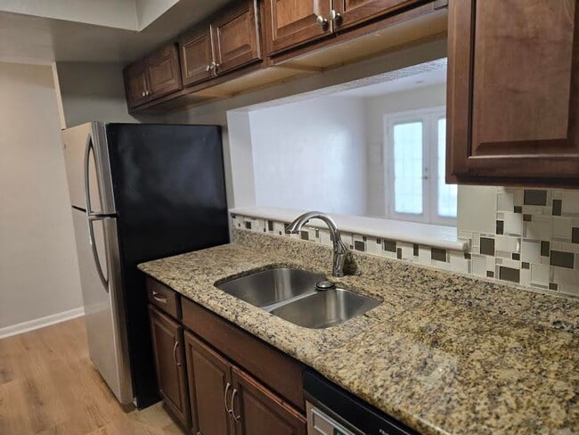Building Photo - Wonderful 3 bedroom 1.5 bath Townhome in W...