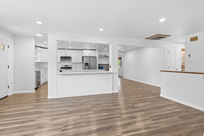 Building Photo - 122 Helena Cir
