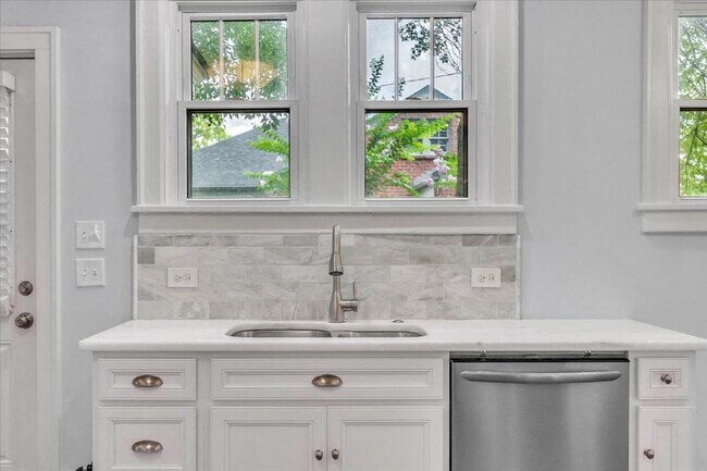 Building Photo - Historic Charm Meets Modern Elegance in Sa...
