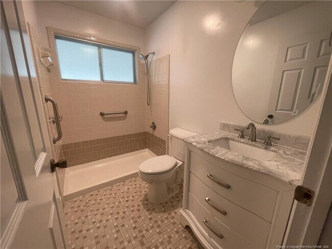 Building Photo - 470 Lennox Dr