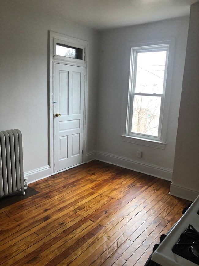 Building Photo - 1 Bedroom 1 Bath, 2nd Floor on the Avenues-York City SD