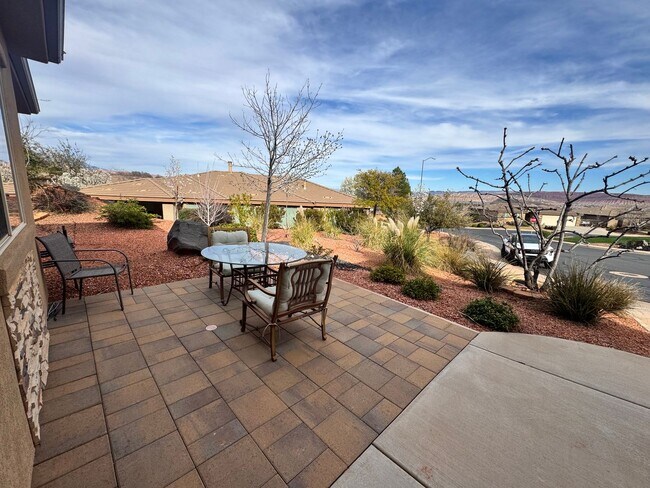 Building Photo - Short Term Fully Furnished Rental! Available May 1st - October 31st!