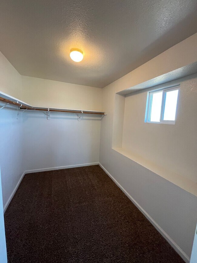 Building Photo - 2319
