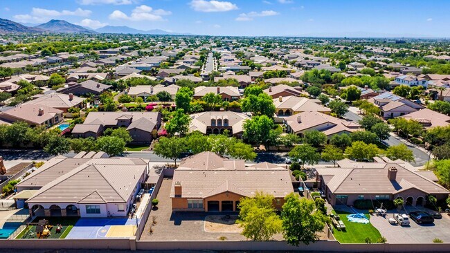 Building Photo - Welcome to this inviting Phoenix Rental - Available!