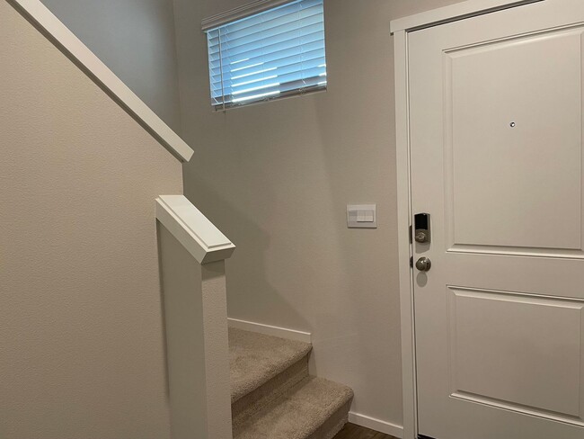 Building Photo - Don’t Miss This! Spacious Vancouver Home with Large Yard & Double Garage.