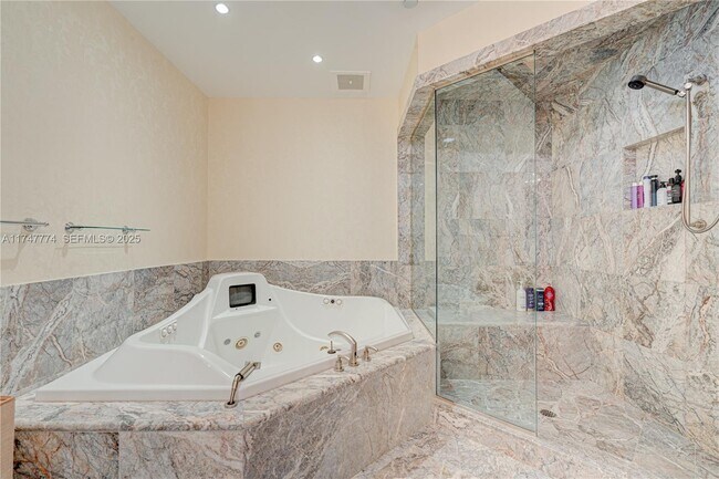 Building Photo - 16047 Collins Ave