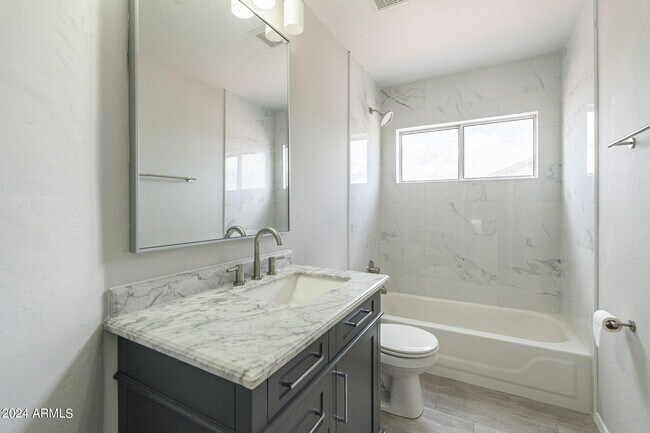 Building Photo - 6326 W El Cortez Pl