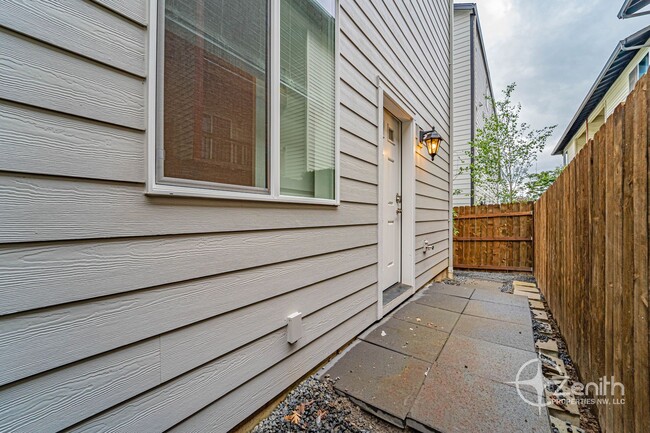 Building Photo - 3 Bedroom Mt. Vista Townhouse! Modern Fini...