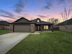 Building Photo - Stunning New Construction in Broken Arrow!