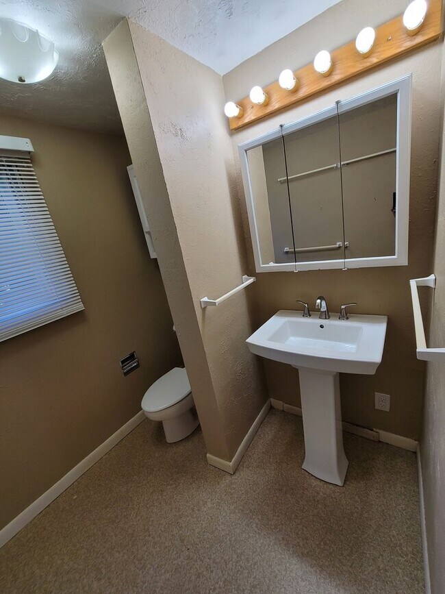 Building Photo - Great 5br/2ba House in NE Colorado Springs. Near UCCS
