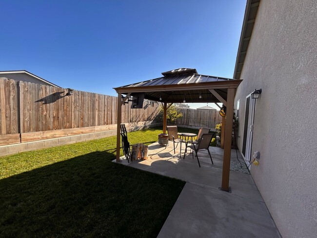 Building Photo - Beautiful home for rent in Tulare!