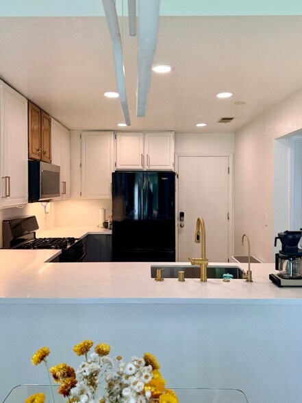 Kitchen - 4135 Stanley Blvd