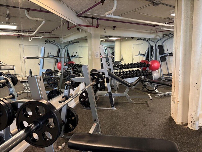 Building Photo - 825 Brickell Bay Dr