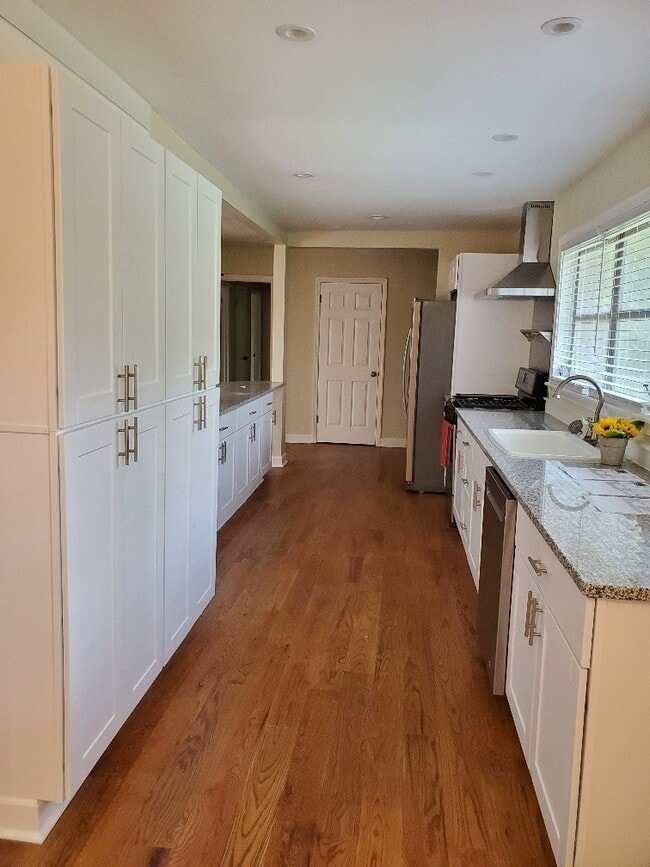 Building Photo - Newly Remodeled Mid Century Style Home!!