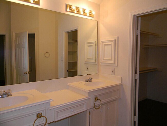 Building Photo - 2511 Branch View Ln