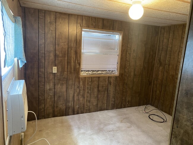 Building Photo - 104 Walnut Ln