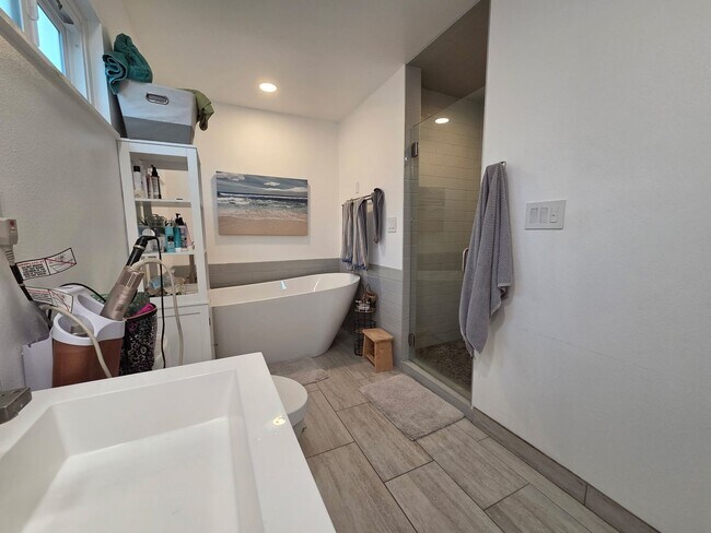 Building Photo - Wonderful Mid Century Home available for lease