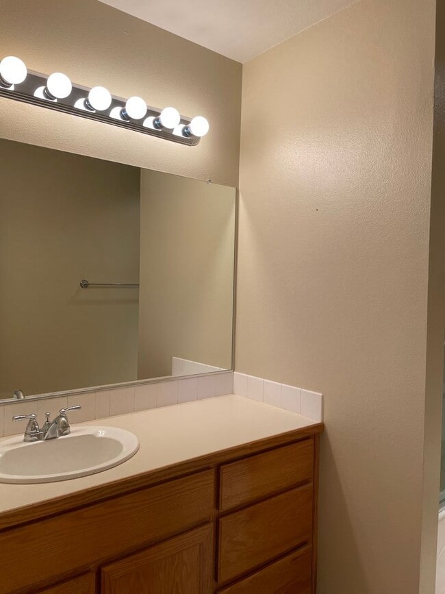 Building Photo - Beautiful and Well Maintained 2 Bed and 2....