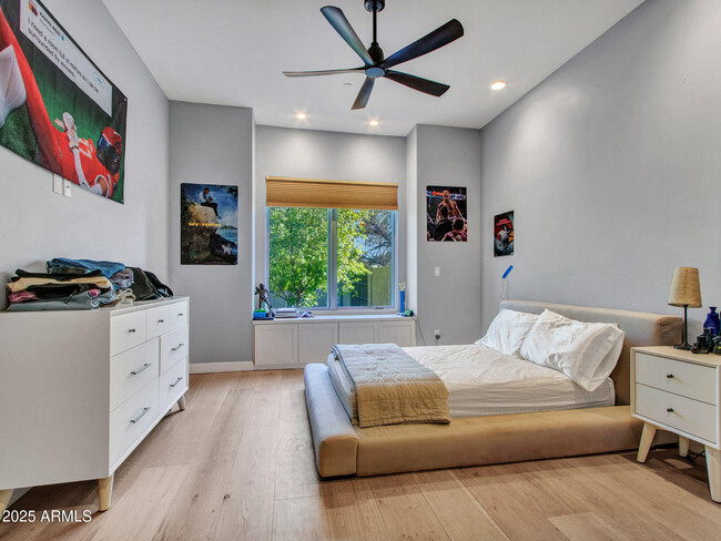 Building Photo - 6031 E Paradise Dr
